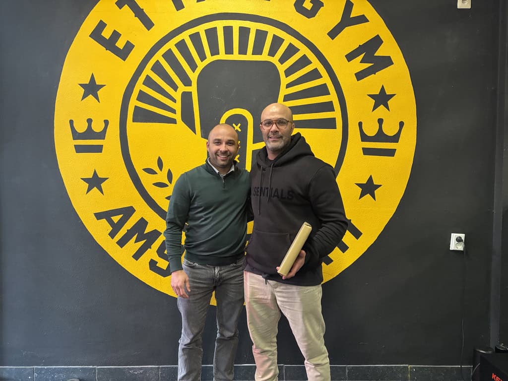Adviseur van Overnamehub met de eigenaar van een verkochte sportschool
