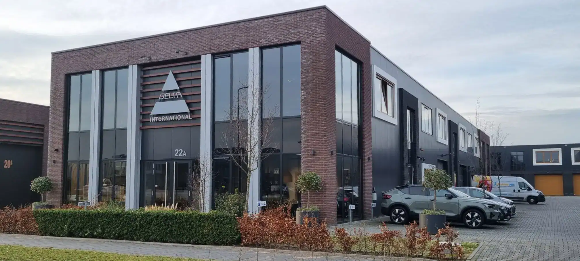 Bedrijfspand met kantoor en bedrijfsruimte op een bedrijventerrein